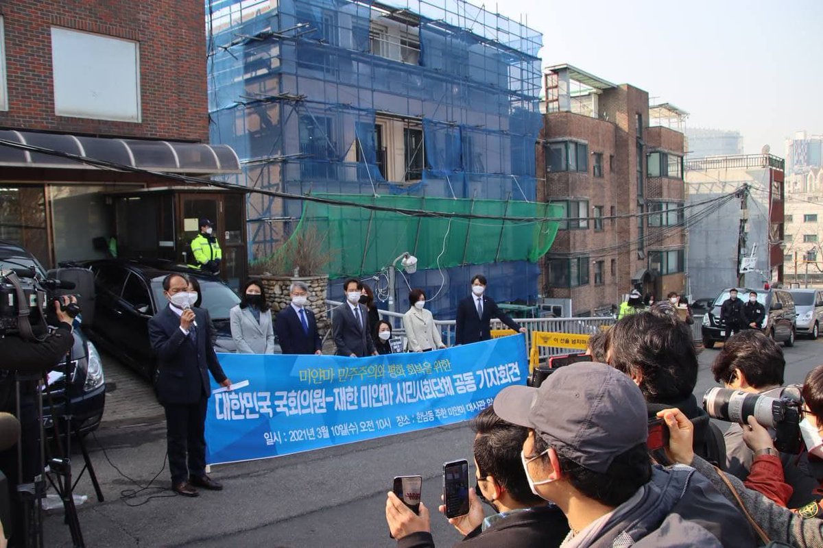 [미얀마 민주주의를 위한 미얀마 대사관을 방문 하였습니다] 

오늘 "대한민국 국회의원-재한 미얀마 시민사회 공동 기자회견"을 통해 '미얀마의 봄'을 다 같이 외쳤습니다. 

대한민국 국회의 일원으로서 국제기구와의 연대를 통하여 평화의 꽃을 피우기 위한 노력을 지속하겠습니다.