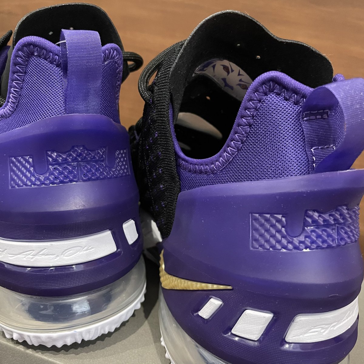 dubkicks00's tweet photo. π#02/2021
LEBRON XVIII
"Lakers"
US_7 cm_25
BLACK/METALLIC GOLD
CQ9283 004
#BasketBallKicks #NiceKicks #MyCollection #KicksCollection #LeBronJames #LeBron18 #Nike #NikeBasketBall #dubkicks00 https://t.co/eBRGvl00vA