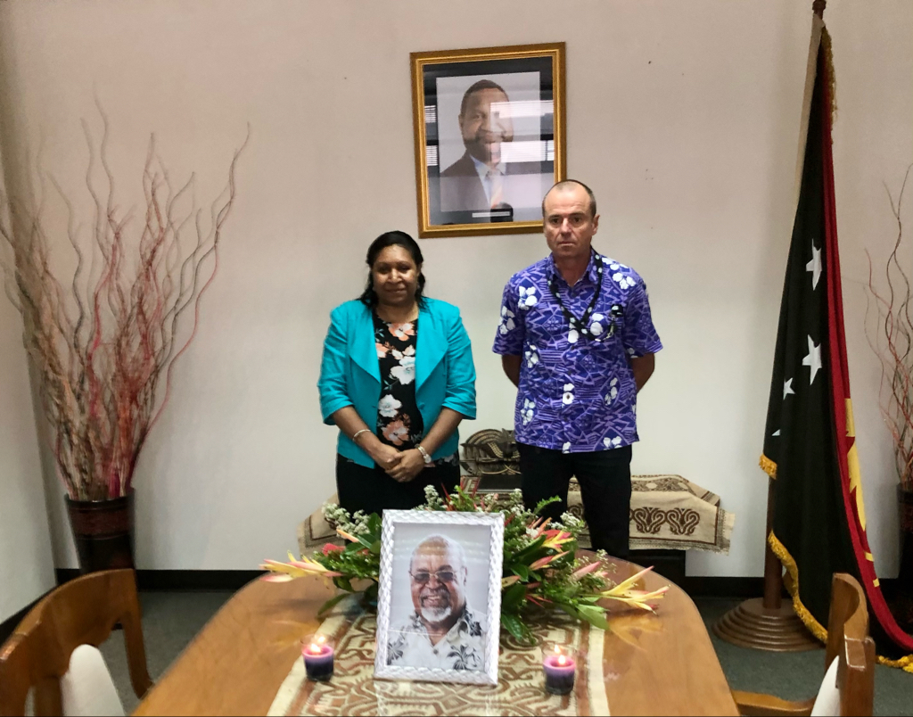 AusHCFJ's tweet photo. I signed the condolence book yesterday for Grand Chief Sir Michael Somare. A great man and leader. My thoughts are with his family. https://t.co/zDv795Efar