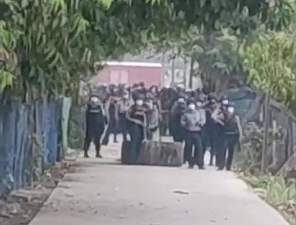 NppWin's tweet photo. They’ve blocked every single roads and lane in MingalarTaungNyunt, Ma Hlwa Kone to prevent the workers from escaping. There are about 12 military vehicles surrounding the area. 
JUNTA BESIEGING
#Mar10Coup 
#WhatsHappeningInMyanmar https://t.co/4n25huizdu