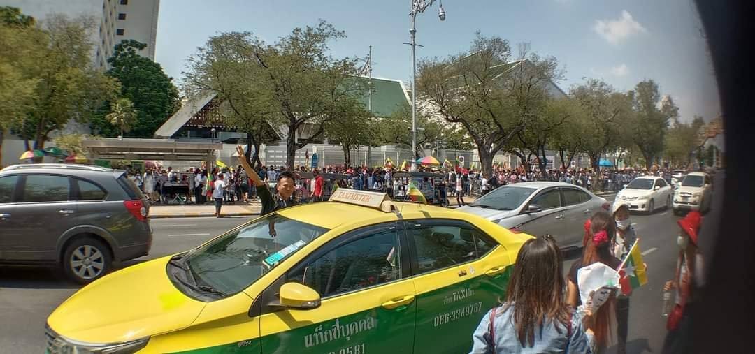 Thank you #thai people!  Taxis in BKK  give free rides to all myanmar who came to gather for a rally in front of the #UN office in Bangkok today.
JUNTA BESIEGING

#Mar10Coup
#WhatsHappeningInMyanmar