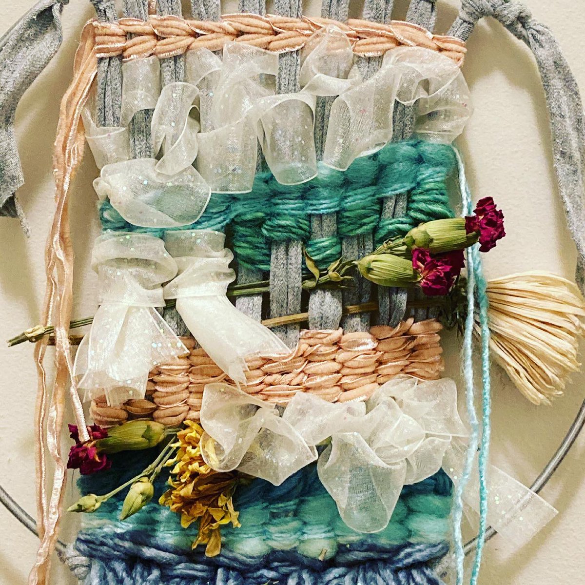 fuzzydorff's tweet photo. Loooook! I made this amazing wall hanging. The project was in @MollieMakes and I got technique tips from @hello_hydrangea #weave #molliemakers #hellohydrangea https://t.co/gnlGgLjMRT