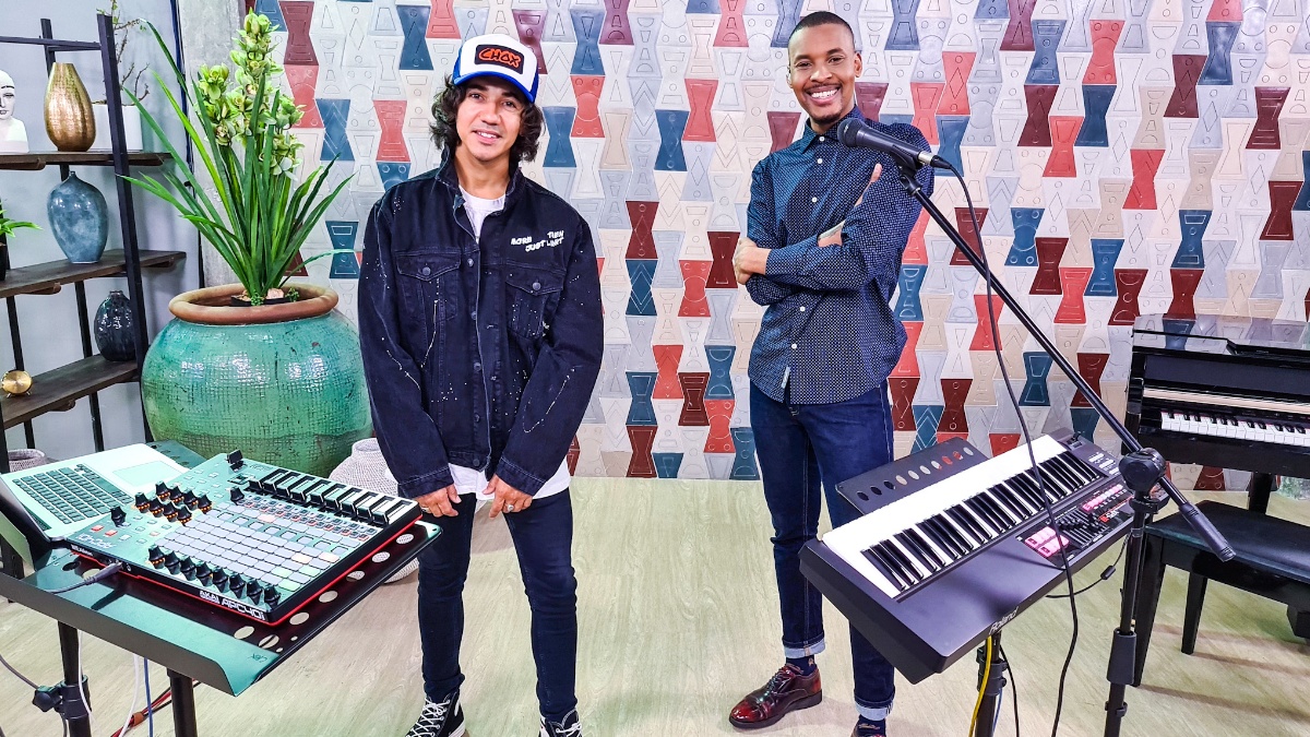 expressoshow's tweet photo. Have you heard @ChoccyChox's latest single, 'Kiss Me Late At Night' yet?

You can download it from all music streaming platforms or visit https://t.co/9QbjRLiKHw #ExpressoShow https://t.co/XhmKyJPCxZ