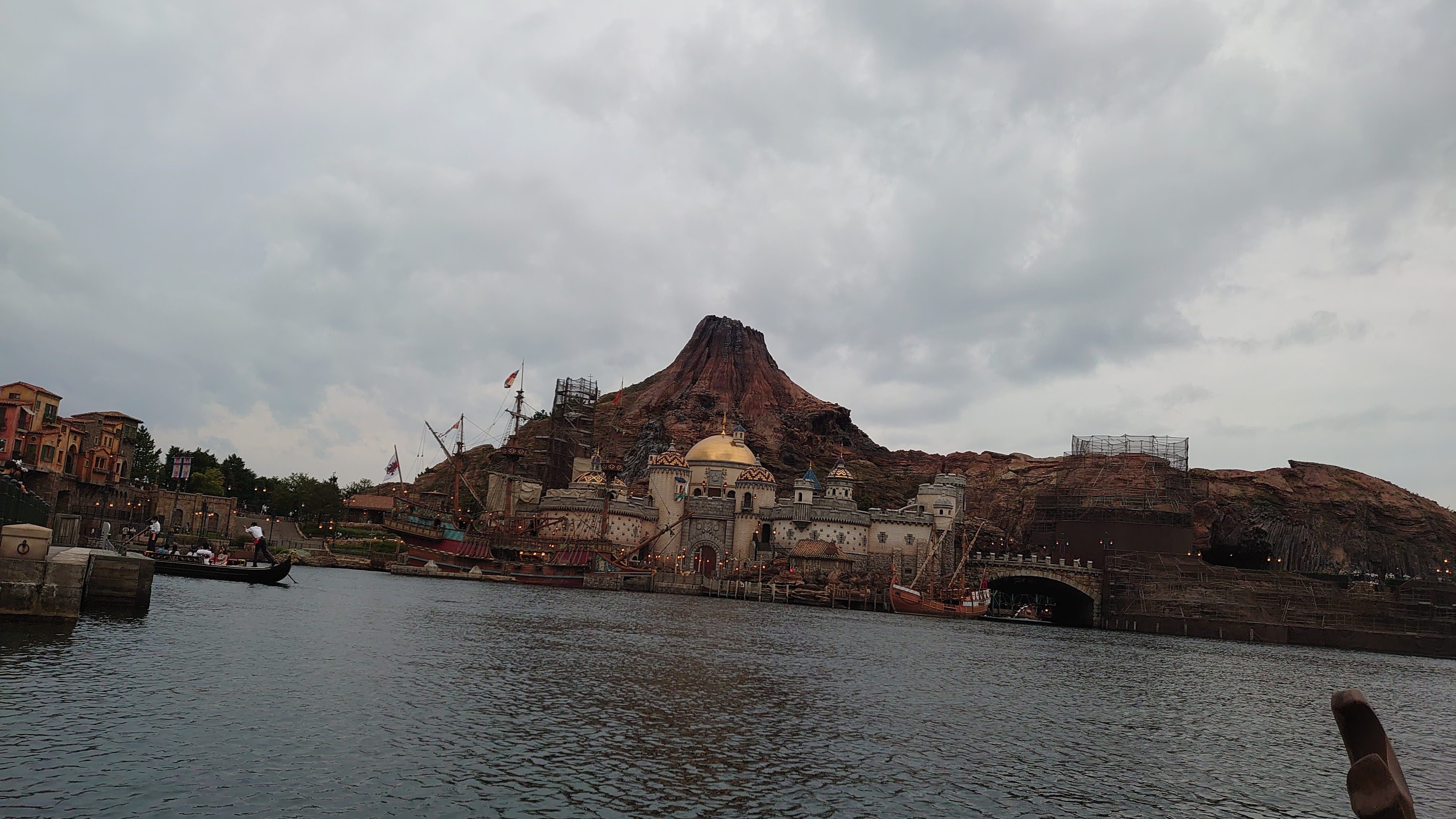 東京ディズニーリゾートpr 公式 もうすぐホワイトデー 今日は 普段は何気なく通り過ぎてしまいそうな 愛 にまつわる場所をご紹介します 東京ディズニーシーを訪れた際には ぜひ大切な人とステキな景色を楽しんでくださいね こちらから