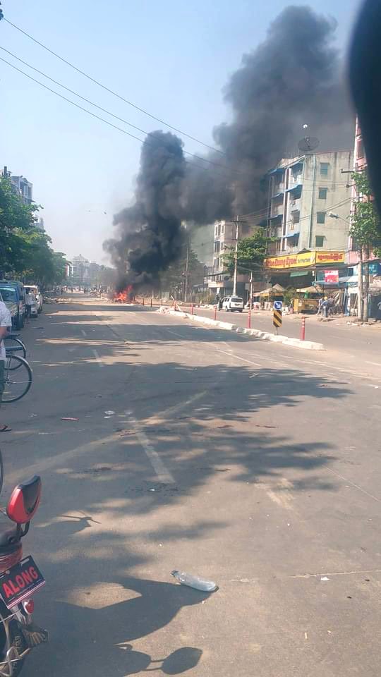 hannayuri_twt's tweet photo. Happening in thingangyun,Yangon 
Military armed group set fire in city 

JUNTA BESIEGING
#WhatsHappeningInMyanmar  #Mar10Coup https://t.co/1oUoJu8D1N
