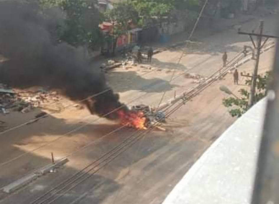 TrashGoldn's tweet photo. In Thingyankyun, Yangon, around 9:40 AM, Military Terrorists are setting fire all the barricades that protesters made to defense. They did it from yesterday night to until now.

#WhatsHappeningInMyanmar
#Mar10Coup https://t.co/QhXRVKKARV