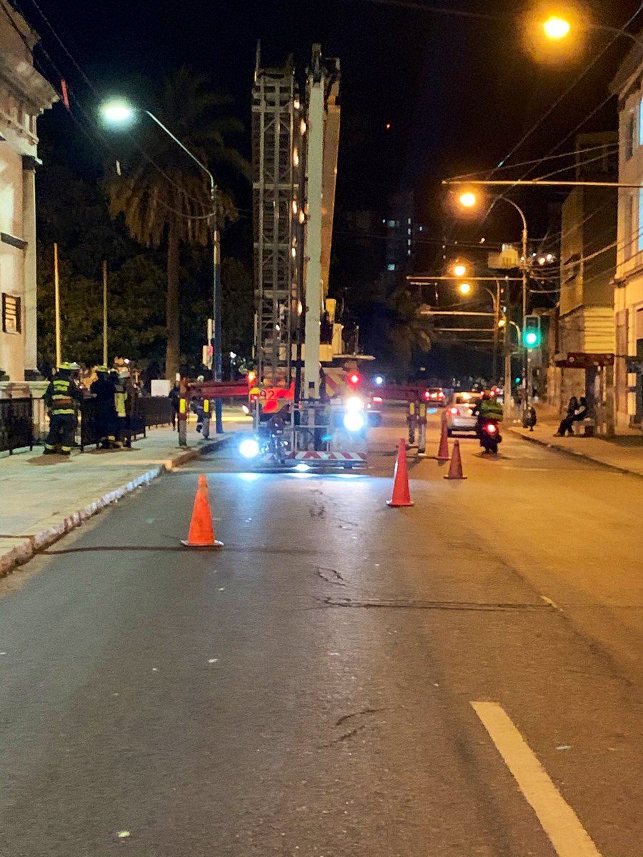 EmergMuniValpo's tweet photo. 🚧 🚨 ATENCIÓN !!! En av. Brasil con Eleuterio Ramírez, trabajos de emergencia en Arco Britanico, equipo #Diproce en conjunto con @CBV1851 y @NovenaCBV trabajando en el lugar. @MunicipioValpo #ProteccionCivilyEmergencias https://t.co/tMidpukcSJ