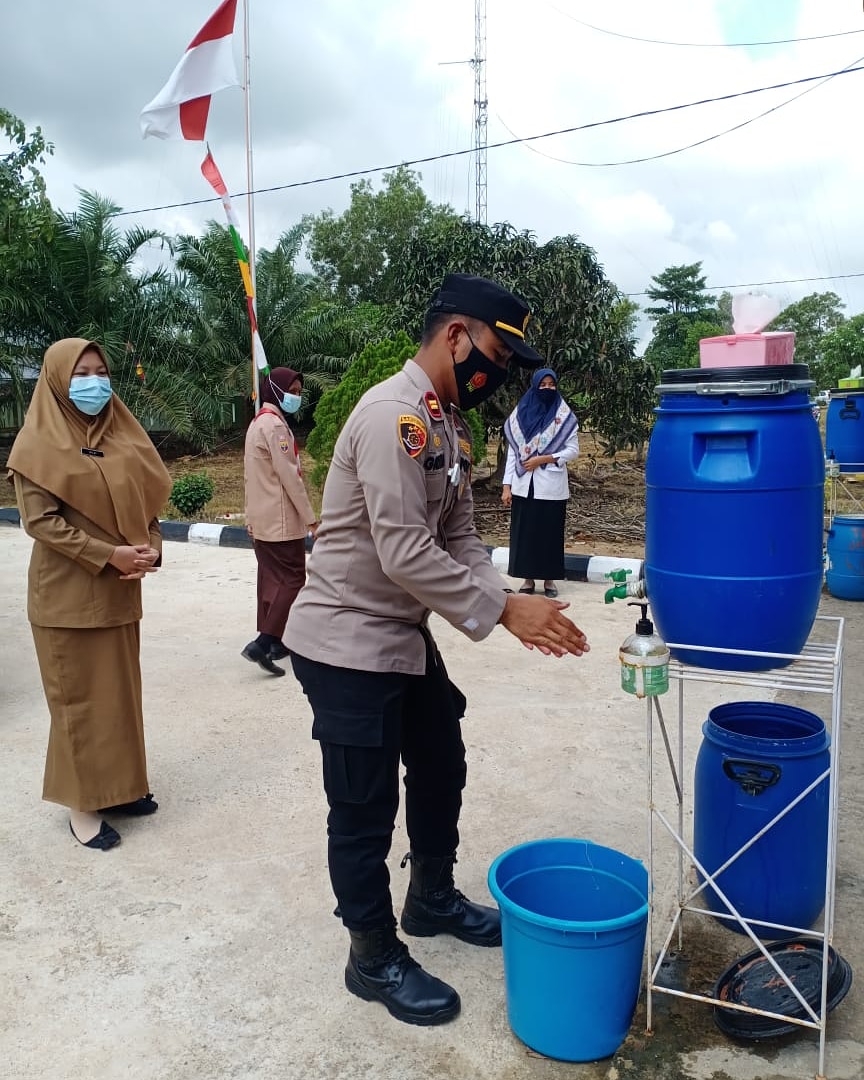 LagoPolsek's tweet photo. Cegah penyebaran Covid-19, Patuhi protokol kesehatan Covid-19, terpakan 3 M https://t.co/OC4b6GlkTQ