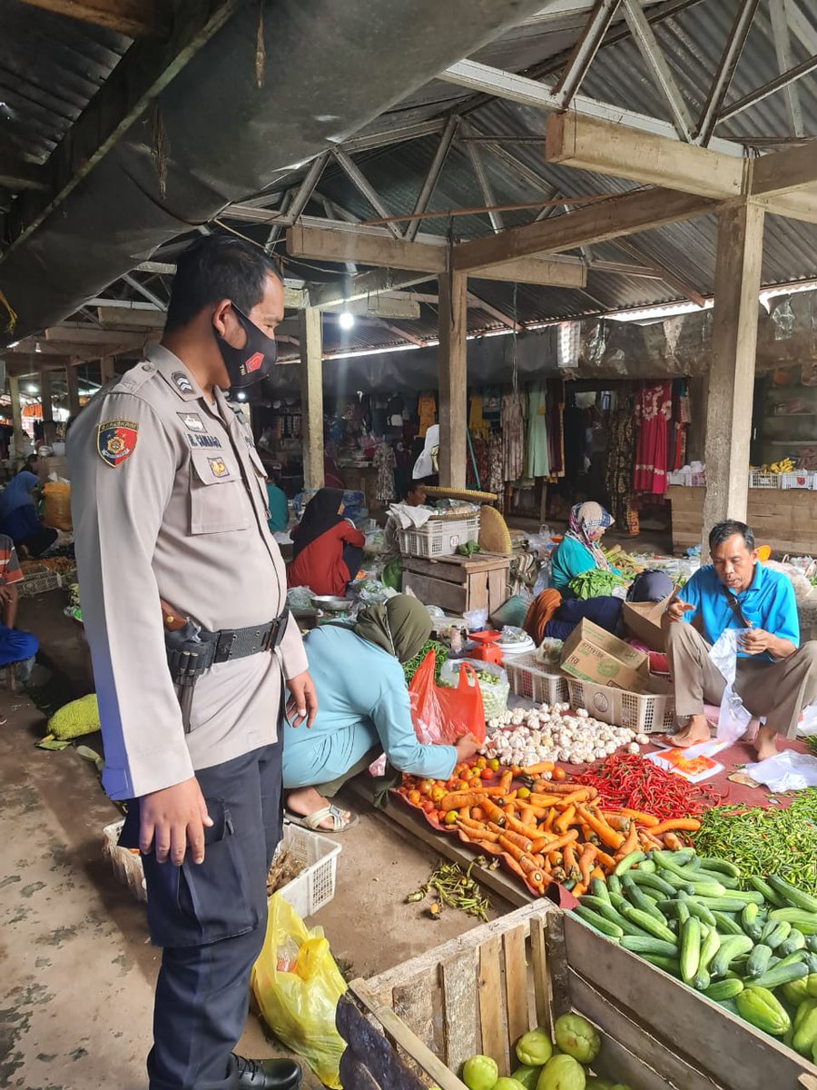 LagoPolsek's tweet photo. Giat Bhabinkamtibmas patroli dan sambang di pasar serta berikan himbauan untuk tetap mematuhi protokol kesehatan Covid-19 https://t.co/KuyCNxLPG7