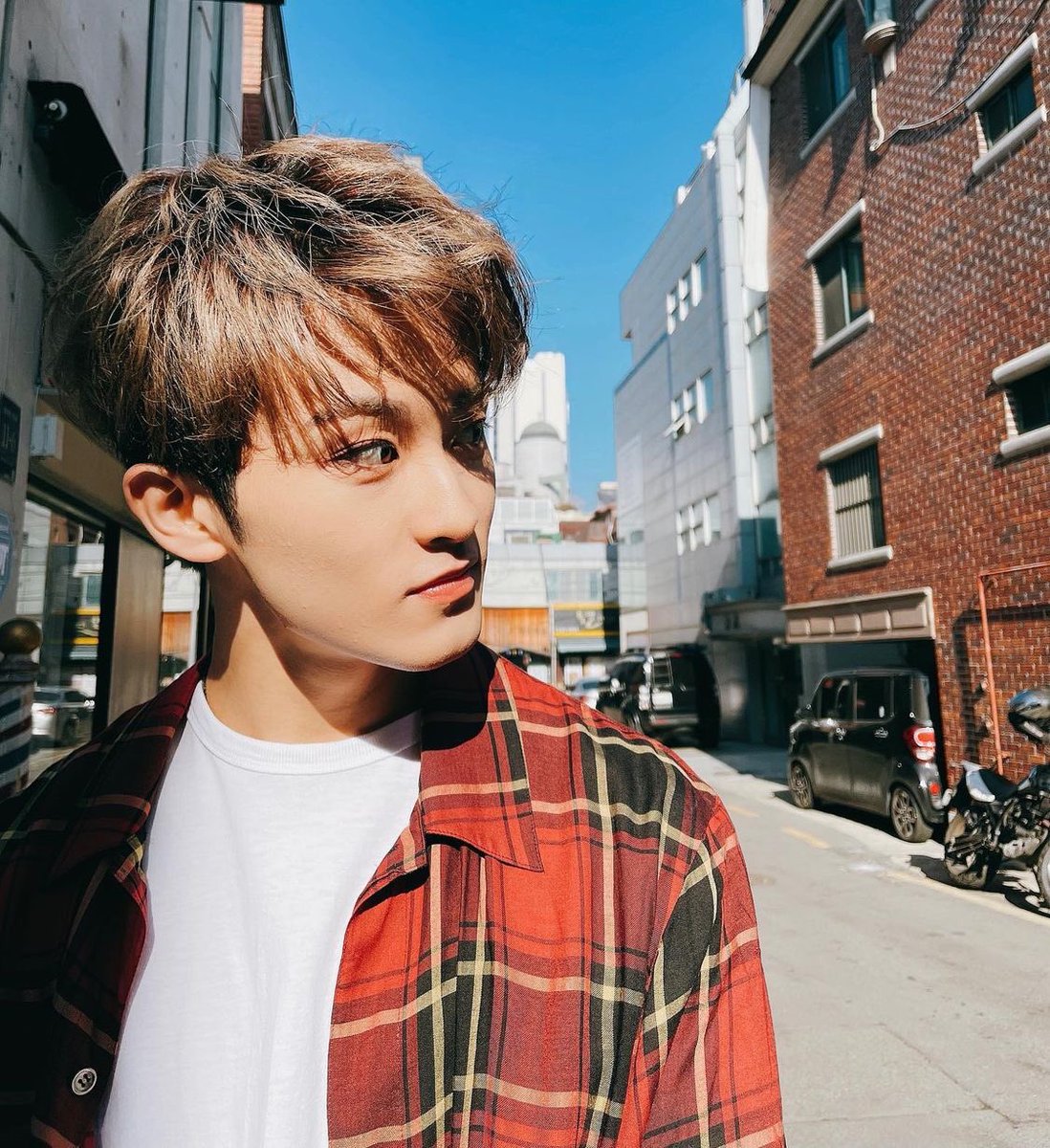 talkaboutmarks's tweet photo. looking at you looking at me.
.
#NCTzenSelcaDay #NSD #MARKLEE #markzens https://t.co/EIJswuNqU2