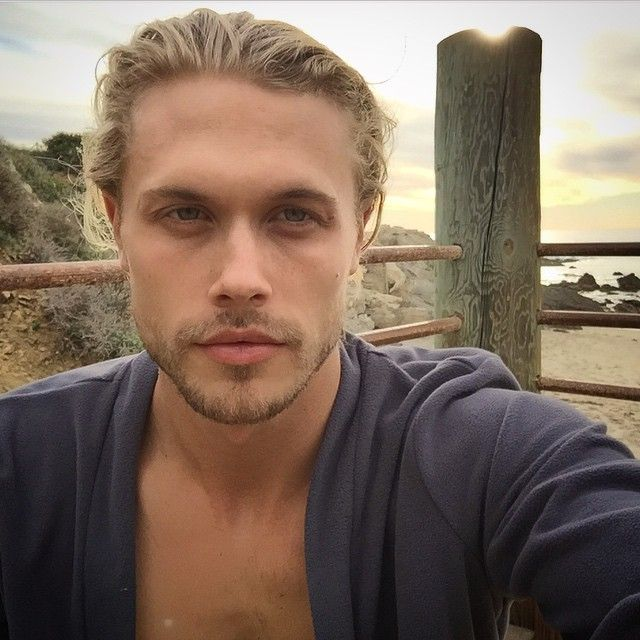 _MaxHunter_'s tweet photo. #TuesdaySelfie "Alone on a beach this evening, it's pretty cool!" https://t.co/GaCgs3V8EU