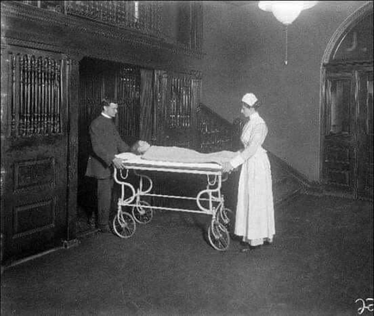 historyandfacts's tweet image. In 1922, scientists entered a ward of dying children, all in comatose diabetic ketoacidosis, and injected a new drug (insulin) into them as families were already beginning to grieve. Before they had injected the last person on the ward, the first woke up.
