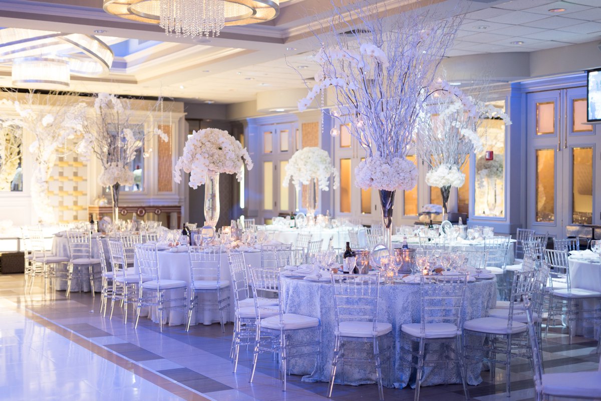 Gorgeous, spacious, elegant, and modern, Russo's on the Bay is the best space to host your special day. All you have to do is say "I do", and let us do the rest!
