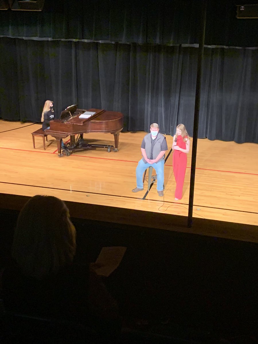 jellis312000's tweet photo. @BBHSINDIANSS Vocal Music Dept. performing tonight @morganharms #GoBow https://t.co/fkHSEoMgmd