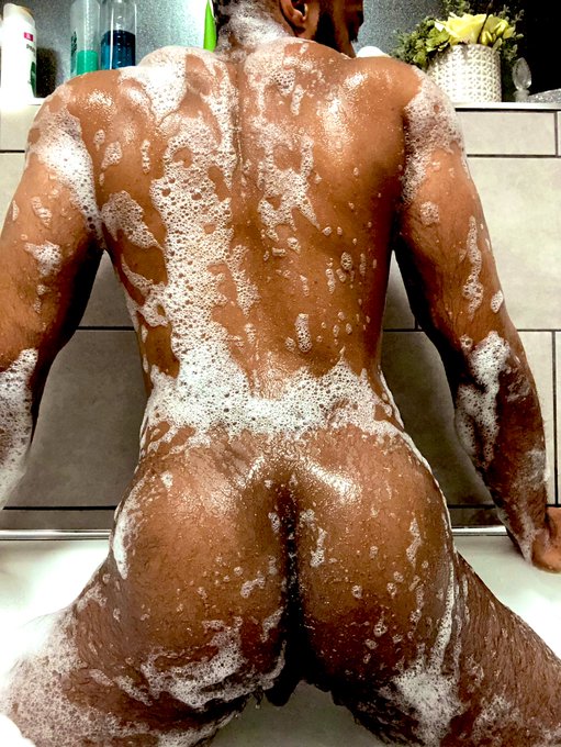 Anyone wanna scrub my back? ? https://t.co/7EByrcao0b