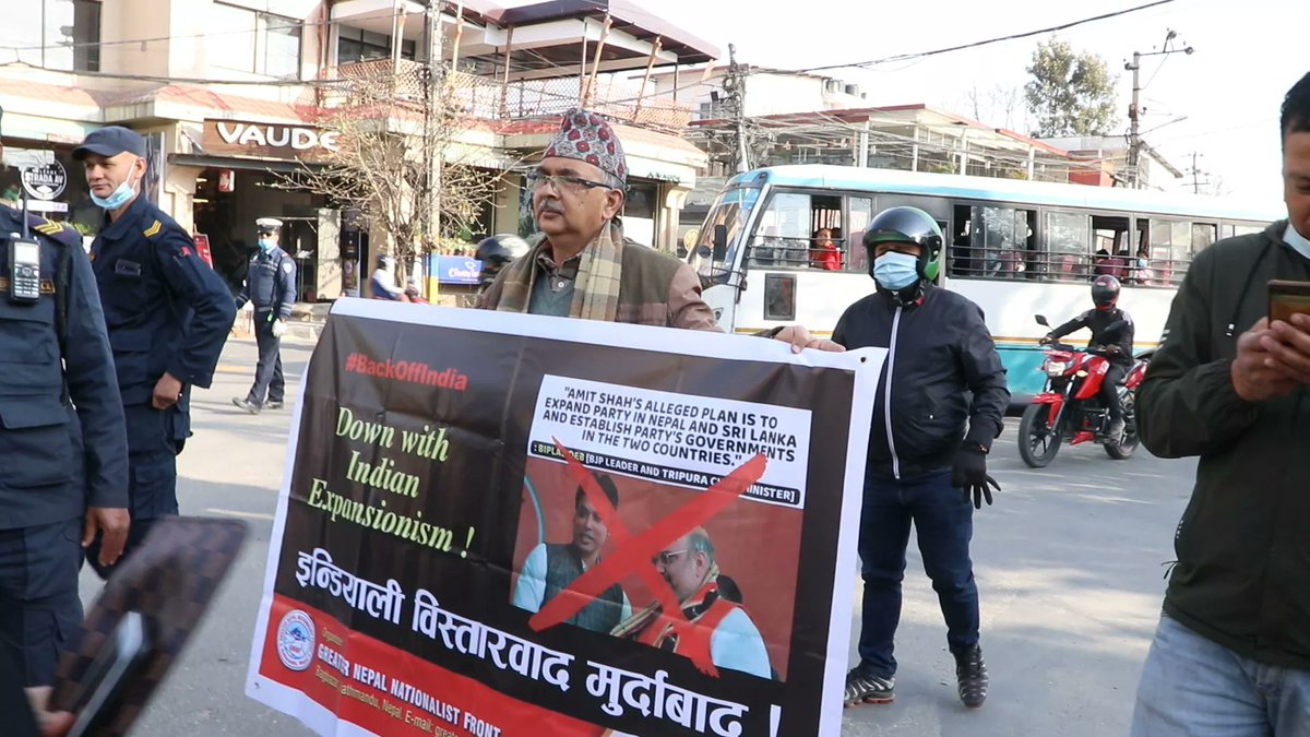 Phanindranepal's tweet photo. नेपालमा बीजेपीको विस्तार भनेको के हो ? यसका विरुद्ध मैले  हिजो इन्डियाली दूतावास अगाडि मुर्दाबादको नारा लगाउँदा नेपाल प्रहरी सोह्रखुट्टेका डिएसपीको यस्तो व्यवहार ! https://t.co/084fkyexXa