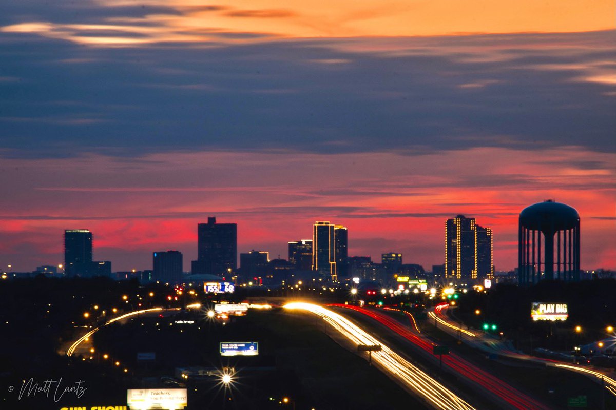 mattlantz's tweet photo. Panther City looking 💯 last night.
📍Fort Worth, Tx
📷: 3/8/2021
#FortWorth #Texas #sunset #downtownFortWorth #visitFortWorth #fortworthwhile #ftworth #skylinesoftexas #skylinephotography #fwtx #cityscape @wfaaweather @TxStormChasers @BrianJamesWx @josephhaubert https://t.co/hJwuiHxygz