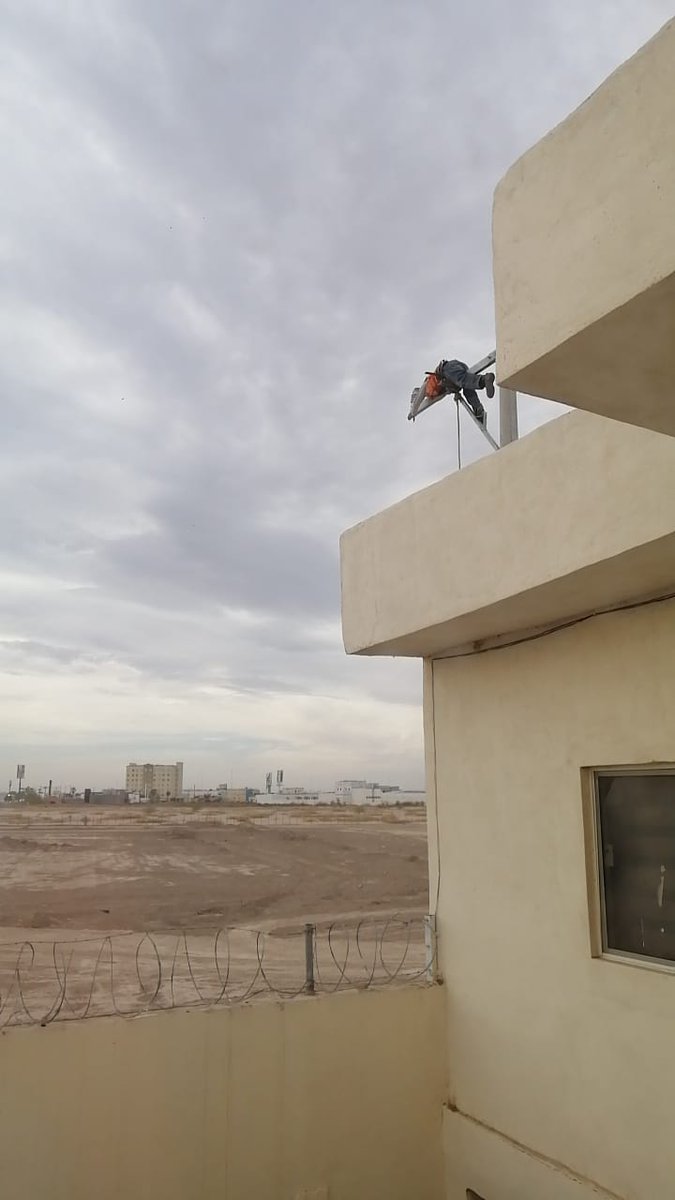 dalujan's tweet photo. pues resulta que en zona de serv sub, llega una constructora influyente y coloca postes electricos aeros, x k es mas bara @serlaga @acarrillor @MMTVLaguna @MunicipioTRC #residencialsenderos https://t.co/Eq8R8J5RjE