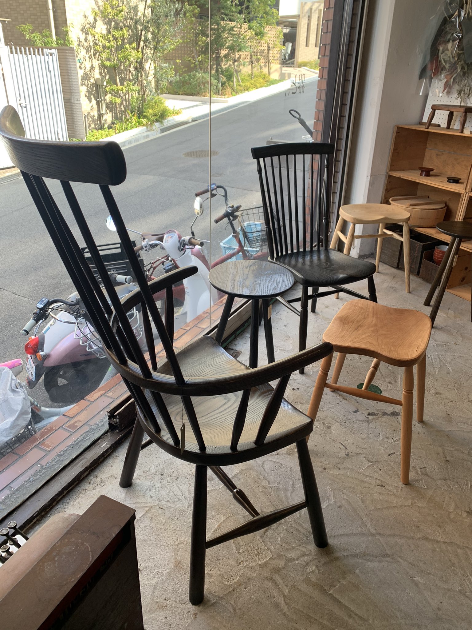 ミズタマ舎 本日より小島優さんの 椅子 展 始まります 11 00 のオープン前に並び終わりました 初日の今日と最終日の日 日 が優さん在廊されます 椅子の端材で作ったプレートやアイテムもございますよ 17 00まで皆様のお越しをお待ちしております