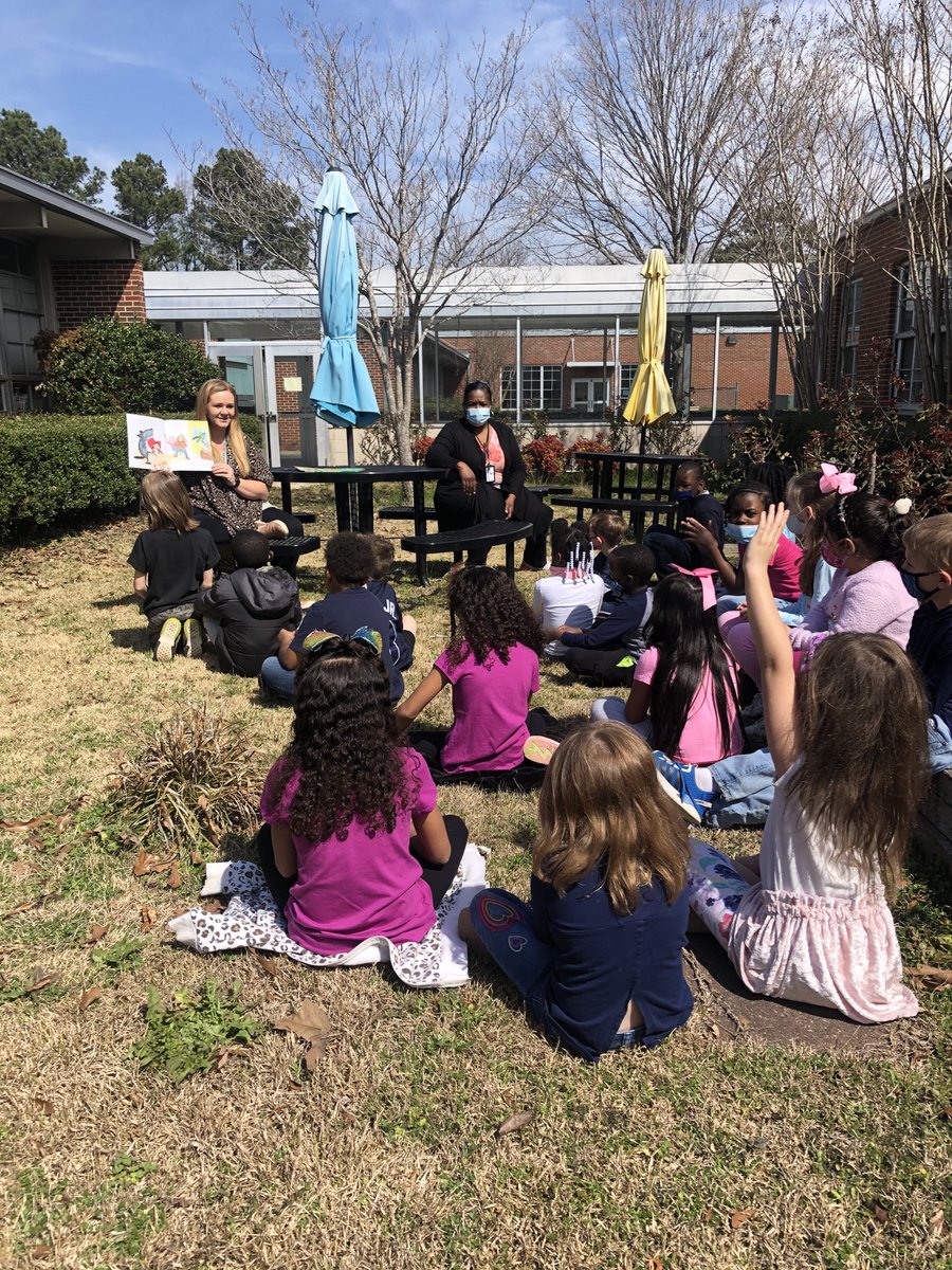AlishaLitCoach's tweet photo. Multiple versions of Little Red Riding Hood! ⁦@MissSolomon_1⁩ reading outside today! 
☀️Beautiful day!☀️ ⁦@GreenValleyElem⁩ https://t.co/duYncNmvj5
