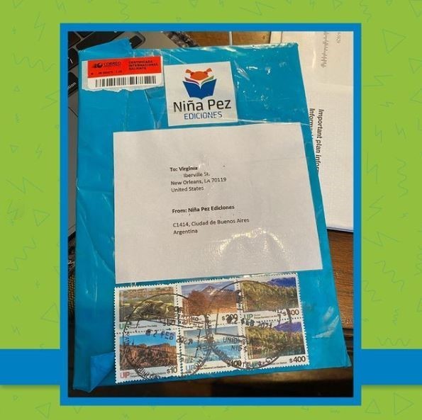 Queríamos ser internacionales y nos animamos en medio de la pandemia. ¡Siempre hay que intentarlo!
Enviamos el 1er libro a EEUU por Correo Argentino. Aquí el paquete con estampillas, que llegó a manos de su dueña. ¡Gran felicidad!
¡Comprá tus libros en nuestra web!