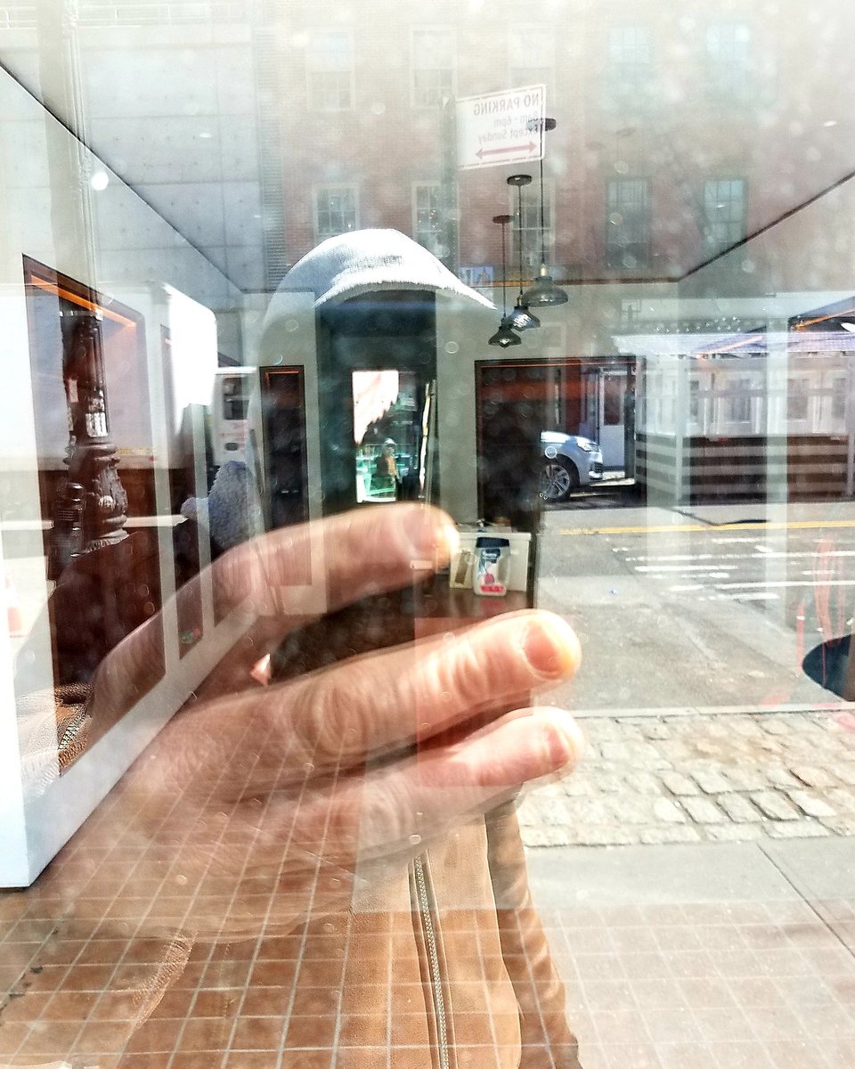 owsspawg's tweet photo. .@GettyCreativity .@GettyImages Random photo of empty Store in #EastVillage #LowerEastside not until i looked at the #Photo i noticed the #reflection of my #hand holding the phone and my reflection in the #mirror inside the store! #MarkApollo #HashtagOccupyMedia #Photooftheday https://t.co/0RIko0PFng