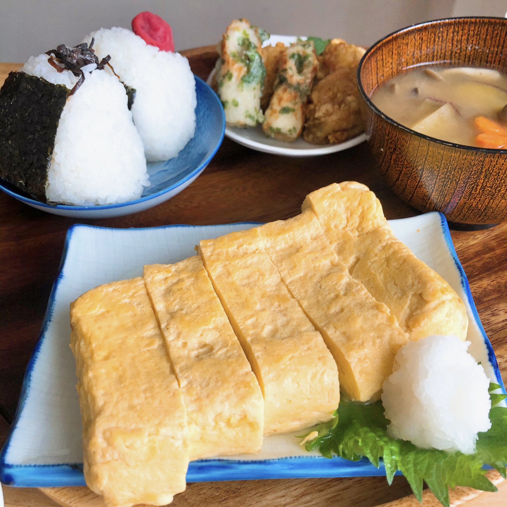 男子大学生が作った理想の朝ごはんのクオリティがすごい 家庭的なおにぎりや卵焼きが美味しそう 話題の画像プラス