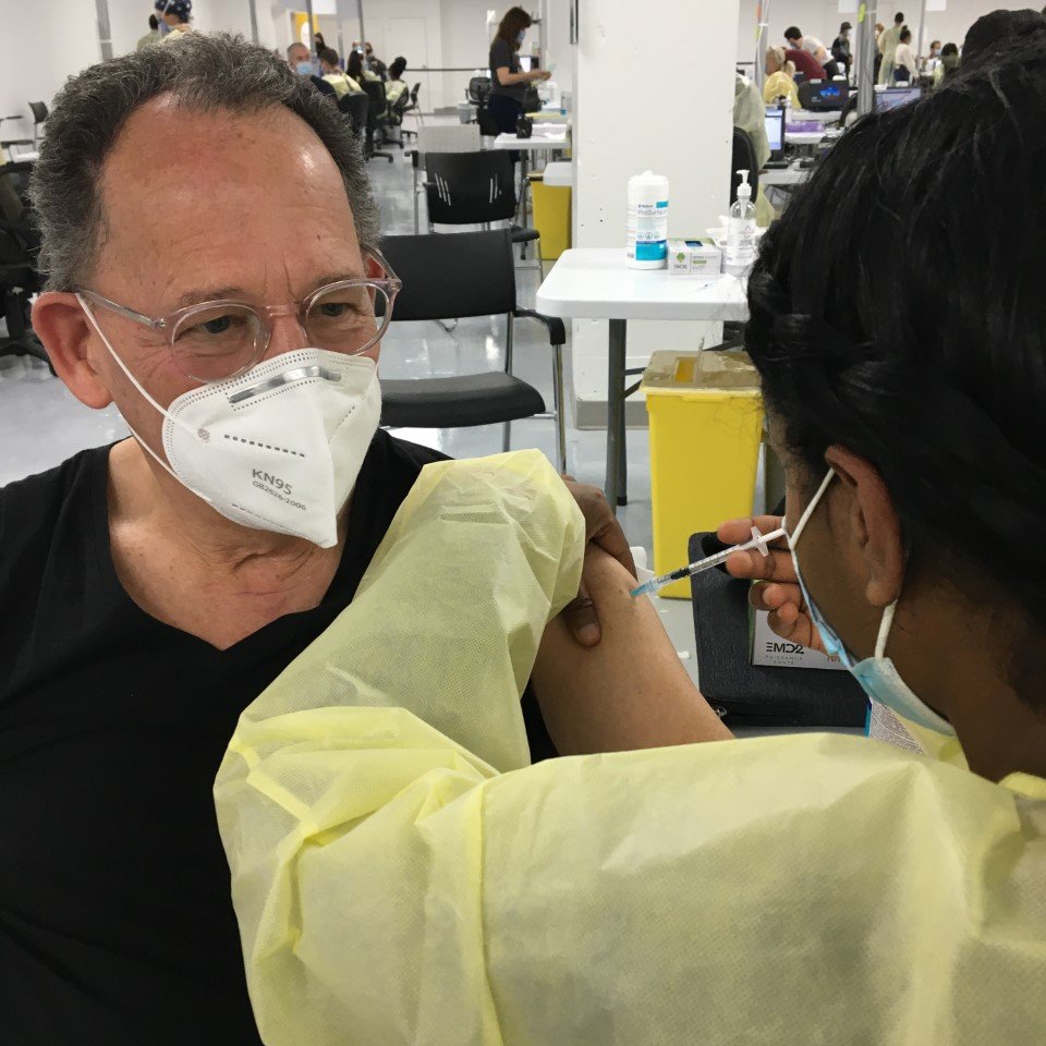 «Un an après avoir été durement frappé par la COVID-19 et pour en avoir presque perdue la vie, je me fais administrer ma dose du vaccin Pfizer. »
"One year to the day after being struck by COVID-19 and almost losing my life I am being "shot" with the Pfizer vaccine. 

Denis Brott