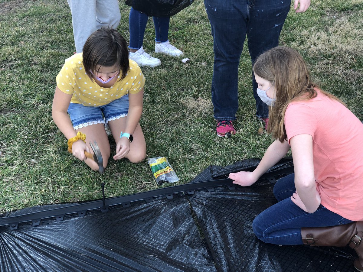 MrTheby's tweet photo. Working on our garden! day one: Weed block and edging. Thanks again to all who donated! @MehlvilleSD #WMSEaglesSoar #GardenClub https://t.co/REzC9cx0Bu
