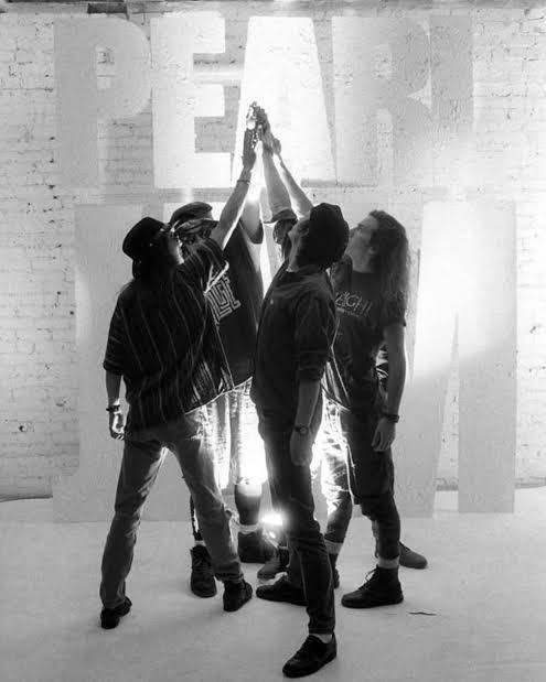 kei_ta_666's tweet photo. 🎶🔊ᴳᴼᴼᴰ ᴹᴼᴿᴺᴵᴺᴳ🔊🎶

Birthdays of two Pearl Jam members

Jeff Ament
(1963/03/10 -)

※ Former member 
Dave Krusen
(1966/03/10 -)

#JeffAment #DaveKrusen #HBD #PerlJam https://t.co/2b4X9tk3CD