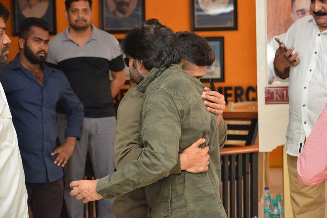 Srihari_009's tweet photo. Intha hatred endhuku raa nee hero ni okka maata anale aina kooda AA meedha trolls chesthunnaar ๐ฆ๐ฆ
Okka Non-BB ki ey intha chesthunnar
Pushpa hit aithe suicide lu cheskuntaar emo
#StandwithAA https://t.co/lgIqbY1WH1