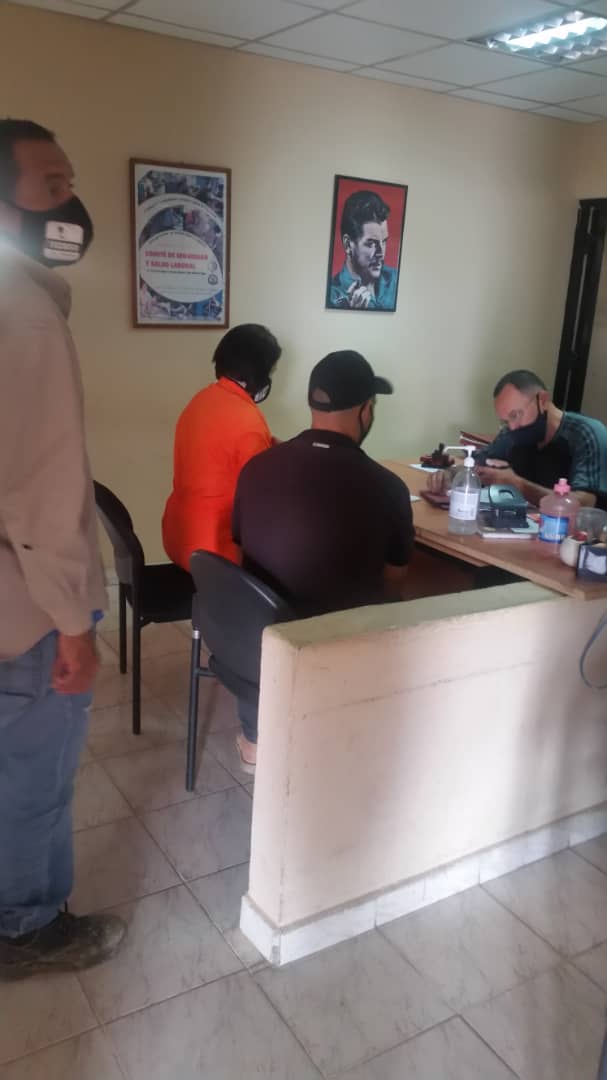 InpsaselF's tweet photo. @eduardopiate2 @dcabellor @geovannireuma @GobVictorClark @BRACHOWSKY2021 @MinTrabajoVE @Inpsasel_vzla Cumpliendo las instrucciones de nuestro Presidente Nicolás Maduro, con las pertinentes medidas de Bioseguridad seguimos brindando atención a nuestros usuarios https://t.co/QoLoLOqhIN