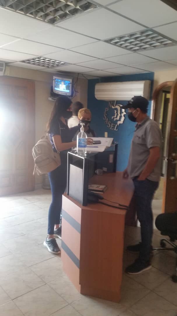 InpsaselF's tweet photo. @eduardopiate2 @dcabellor @geovannireuma @GobVictorClark @BRACHOWSKY2021 @MinTrabajoVE @Inpsasel_vzla Cumpliendo las instrucciones de nuestro Presidente Nicolás Maduro, con las pertinentes medidas de Bioseguridad seguimos brindando atención a nuestros usuarios https://t.co/QoLoLOqhIN