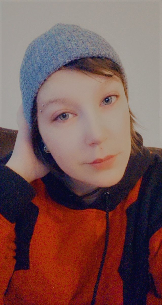 B00Fear's tweet photo. APEX and allergies? 
.
#ApexLegends  #Apex  #streamergirl  #twitch  #twitchstreamer #YouTube  #feartheboo #allergy #allergies #piercing #horizontaleyebrow #Deadpool  #Lifeline  #caustic #Lenovo  #PS4  #Razer https://t.co/7YbZQ7W7Yg