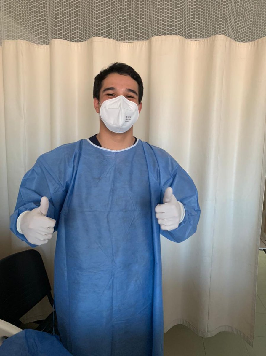 El otro día le dije al R1 de gastro que no sabia hacer muchas cosas porque MIP 1 y a los 5 minutos paso por paso me guio y explico como hacer una paracentesis, al final me tomó una foto para el recuerdo (pequeño detalle que no sabe como me movi) Muchas gracias Dr. Victor