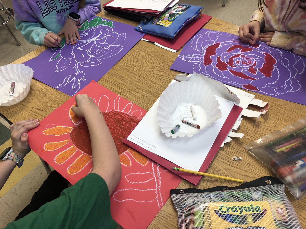 CarmodyNora's tweet photo. Mrs.Sprigg’s 4th grade class making beautiful Georgia O’Keefe style oil pastel flowers  #oneFlagstone https://t.co/mgQiPhfnuN