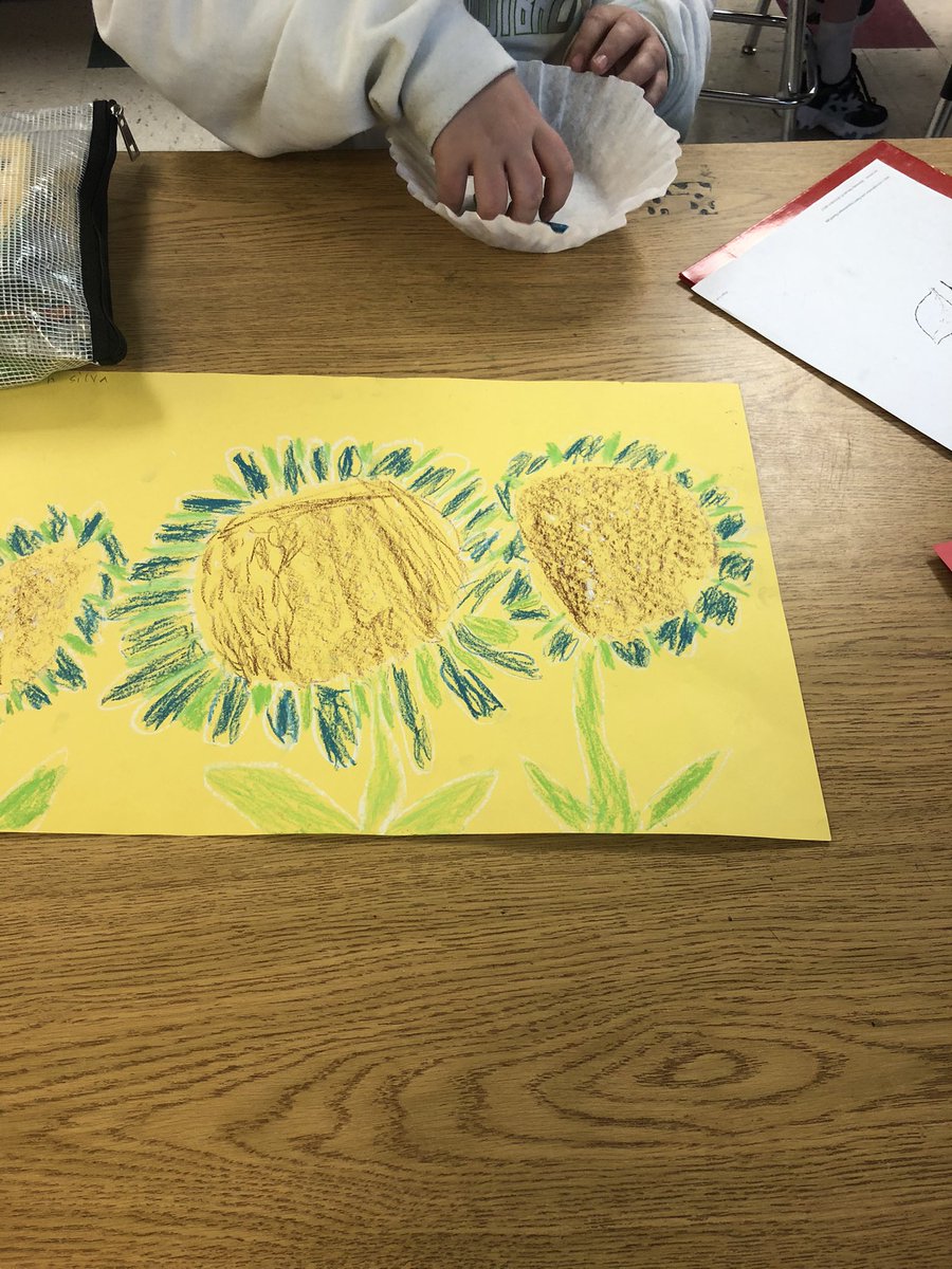 CarmodyNora's tweet photo. Mrs.Sprigg’s 4th grade class making beautiful Georgia O’Keefe style oil pastel flowers  #oneFlagstone https://t.co/mgQiPhfnuN