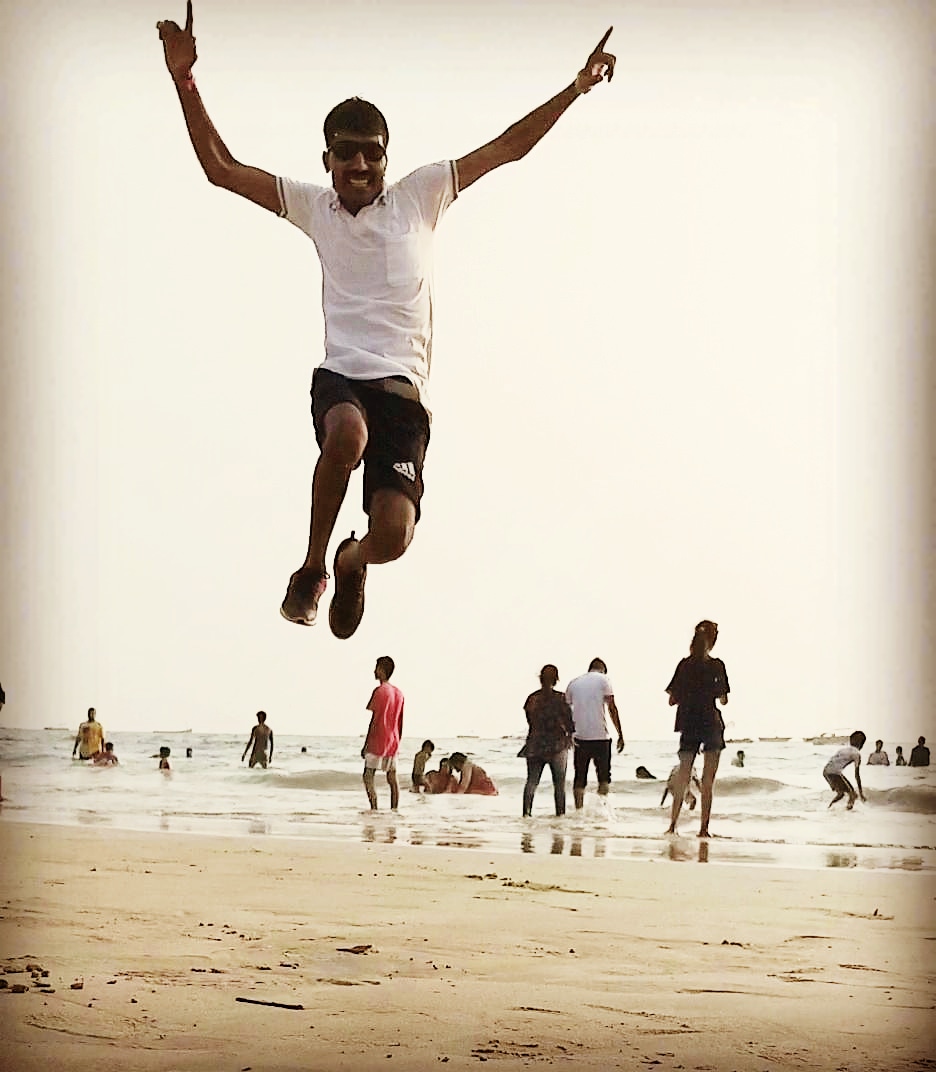 govind_funage's tweet photo. जेव्हा राहून गेलेल्या गोष्टींचा
आनंद लुटावासा वाटेल
तेव्हा आयुष्याच्या दाराआडून
वयाचं बंधन हसेल...!! https://t.co/oKuEFUZgz5