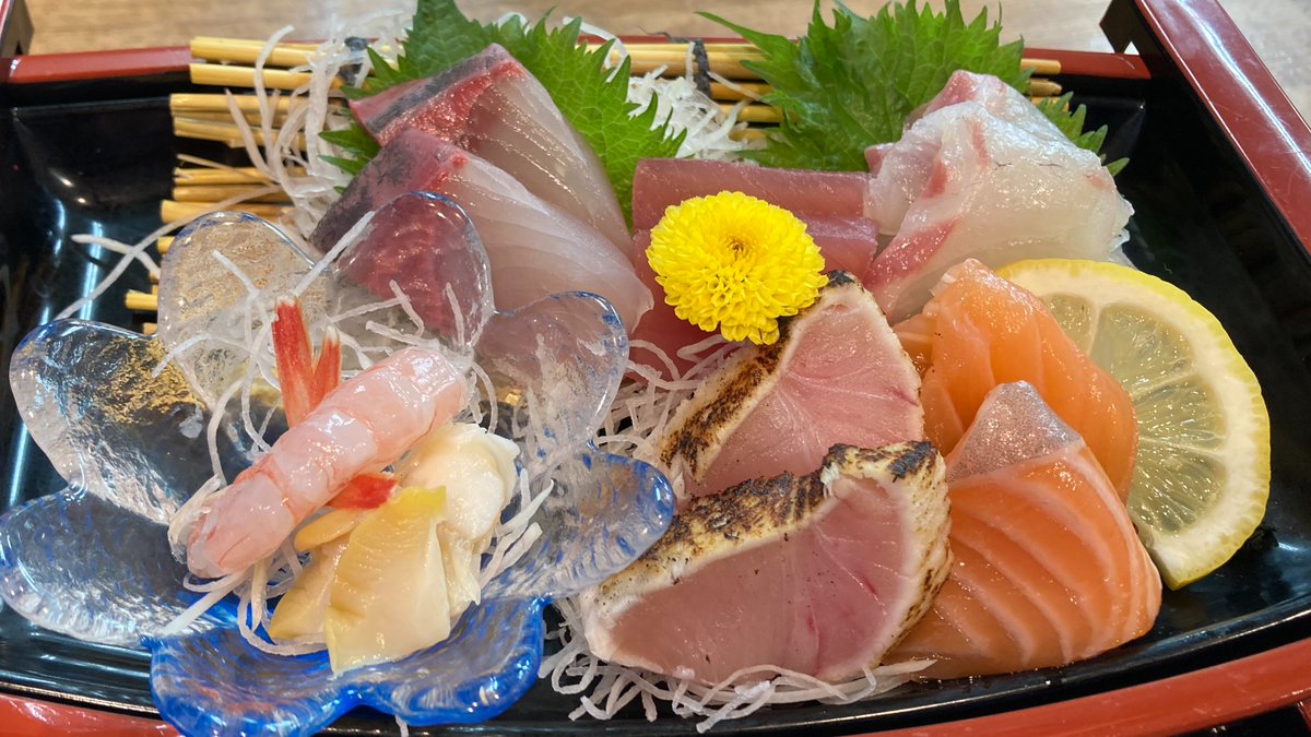 海鮮まぐろ家 一日一膳 海鮮刺身御膳 1630円 税別 刺身７種 小鉢 茶碗蒸し 御飯 汁物 香の物付き 刺身は マグロ カンパチ タイ サーモン 炙りビンチョウ タカエビ ツブ貝 刺身は通常３種盛か５種盛に構成さる事が多いです 当店では楽しく