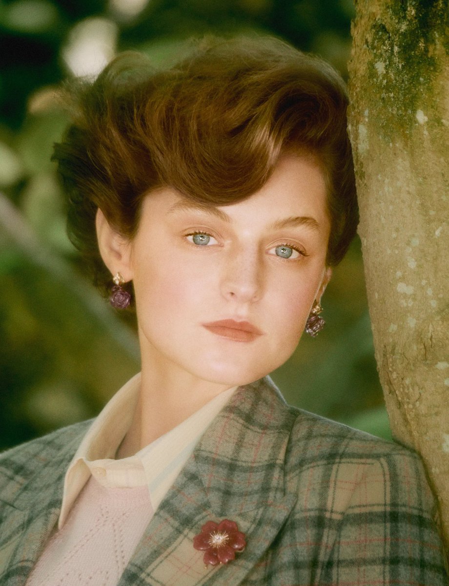 divineysl's tweet photo. emma corrin for british vogue, yeah <3 https://t.co/VSutXEIRB1
