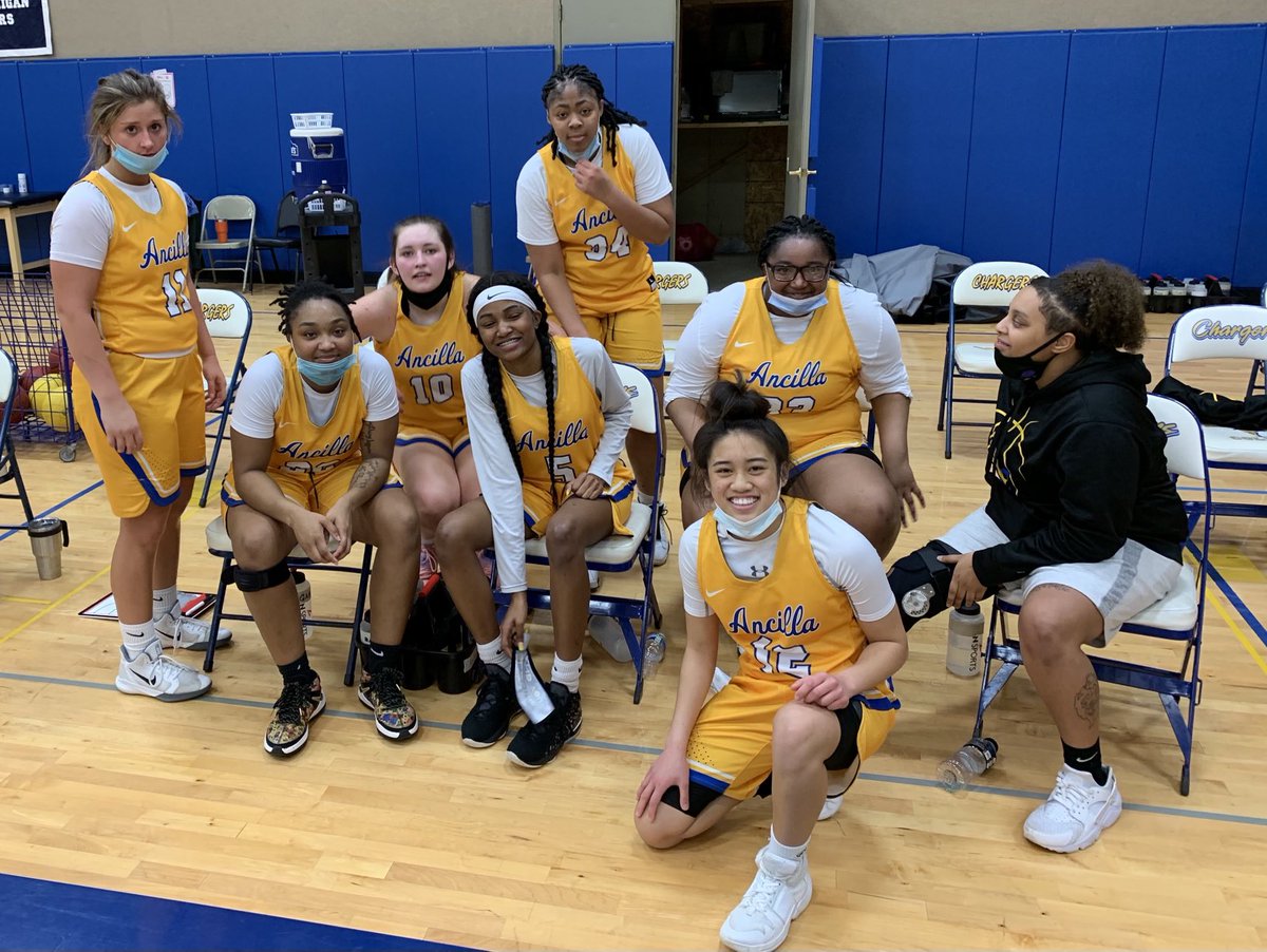 kmc5557's tweet photo. Down 62-57 with 2:27 to go ...the Chargers out scored Glen Oaks 9-2 to win 66-64 #ancilla #teamwin ⁦@ancillawbball⁩ https://t.co/dggNEpGsTY