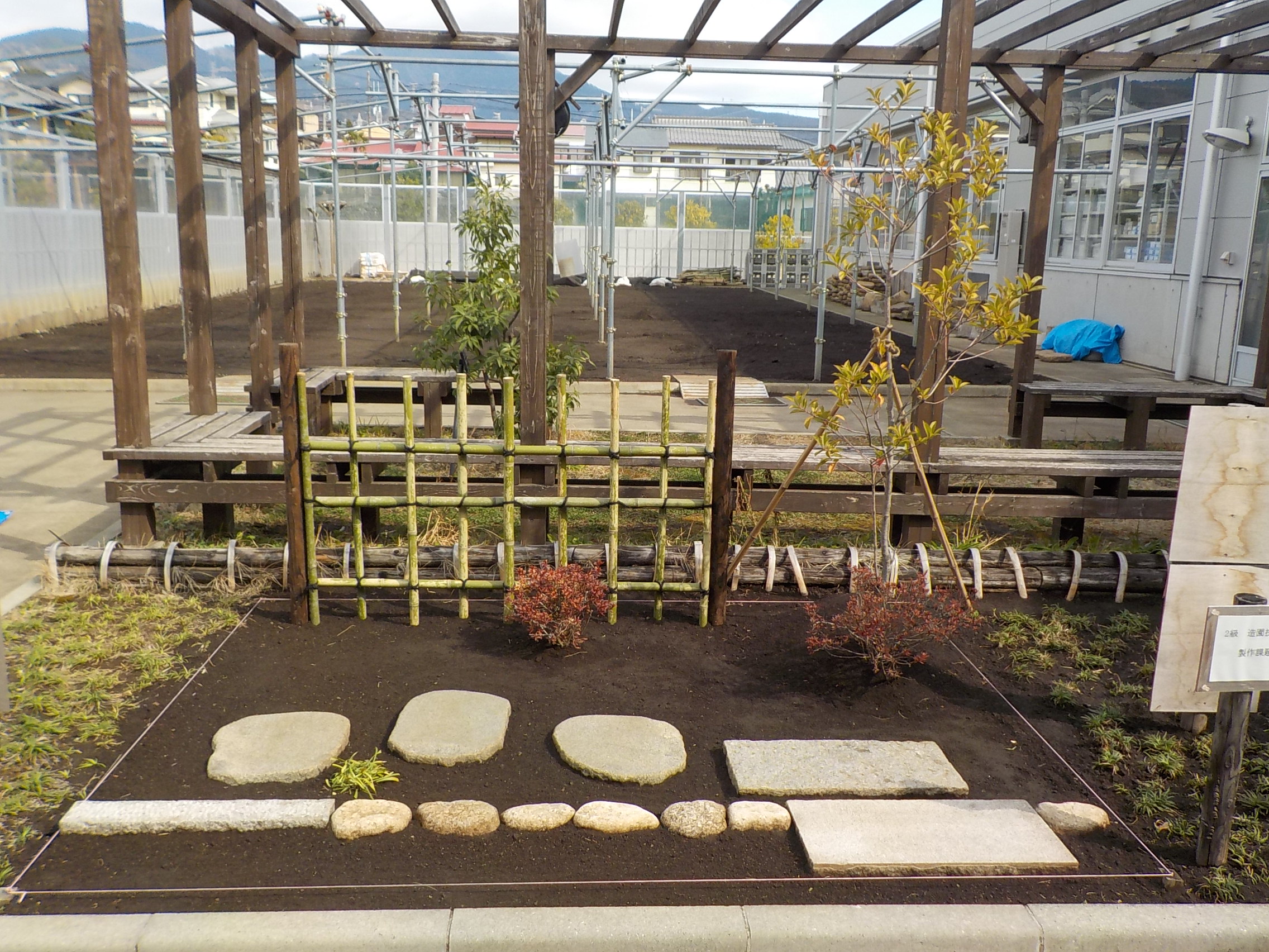 かなテクカレッジ西部 神奈川県立西部総合職業技術校 V Twitter 庭園エクステリア施工コースでは 修了後に実務経験を経て受験ができる技能 検定 造園技能士１級 ２級 の実技試験の見本を 修了課題の一環として更新しました 四つ目垣や建仁寺垣 延べ段や飛び石