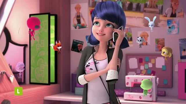 chatnoirplagg's tweet photo. 🚨Spoiler de la temporada 4🚨
-Luka y Marinette llamándose.
- Marinette tiene las fotos de Adrien aún.
- Luka está en la casa de Marinette con su padres.
- Luka y Marinette viendo una película.
- Luka y Marinette dando su primer beso "aunque aún no se sabe" 😜 
Gracias a 🌏Gloob https://t.co/EnX3UGHWCz