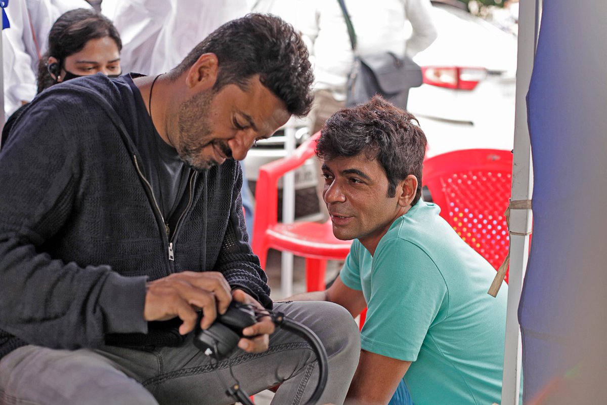 Never a dull moment when @WhoSunilGrover sir is on sets! 🙇❤️ #Sunflower releasing in May 2021 on @ZEEPremium.

#VikasBahl #RahulSengupta @RanvirShorey @AshishVid #GirishKulkarni @mukulchadda @Iamshonali #SonalJha #GoodCo @Shibasishsarkar @tarunkatial @aparna24 #sunflower