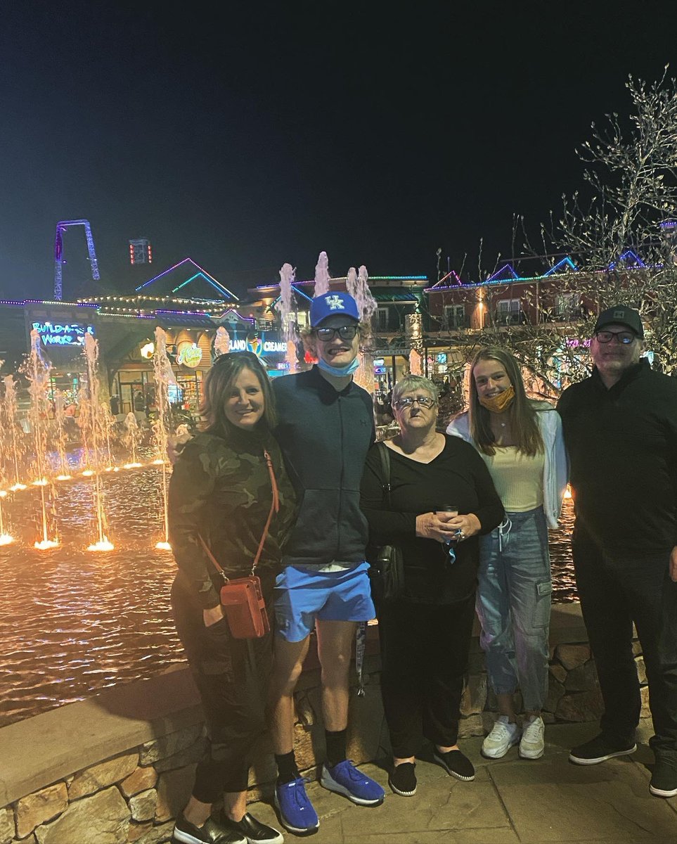 autobryan's tweet photo. Since most of Spring Break will be filled with practices, we snuck away for 36 hours. Love spending time with my people #teamobryan #happymama https://t.co/8Hn5akHDjq