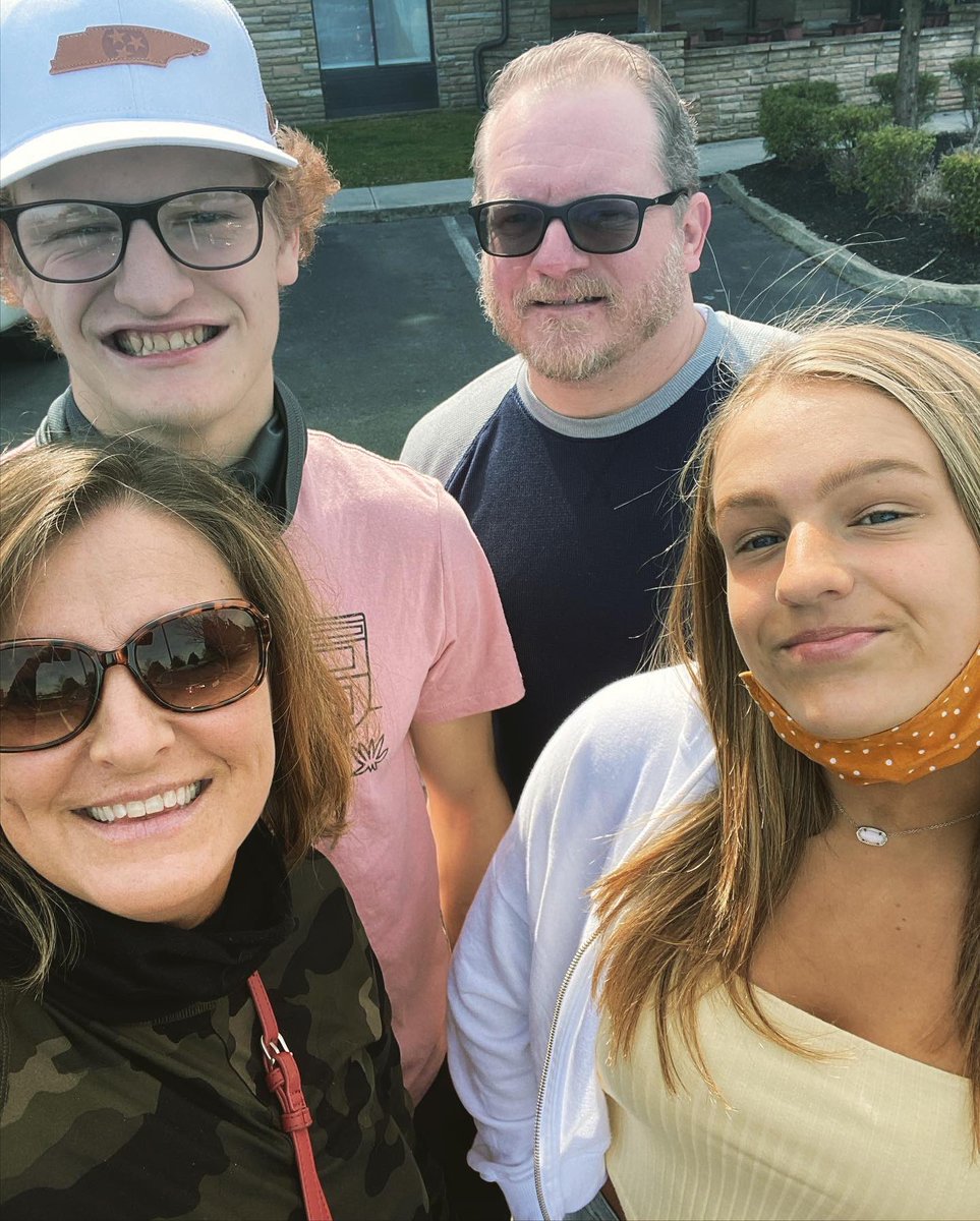 autobryan's tweet photo. Since most of Spring Break will be filled with practices, we snuck away for 36 hours. Love spending time with my people #teamobryan #happymama https://t.co/8Hn5akHDjq