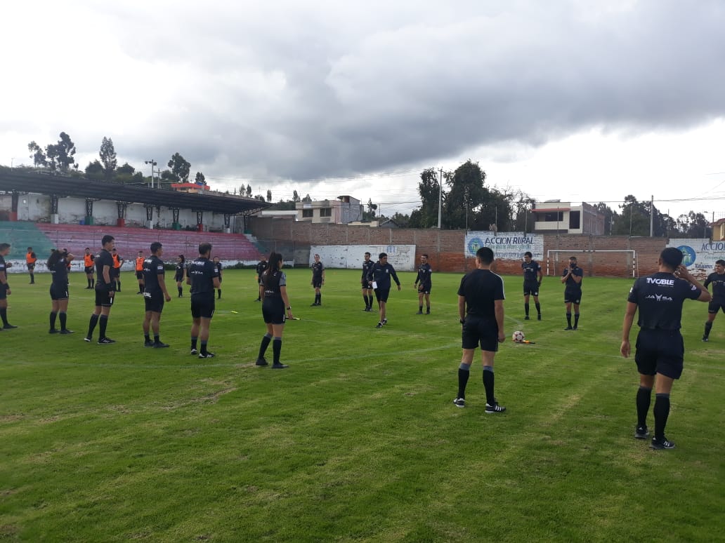 arbitrosec's tweet photo. 🔝 Sesión de trabajo con Árbitros de primera categoría en el centro del País🇪🇨

📍Tungurahua

📝Técnico y físico

☑Departamento técnico de Arbitraje

🏃‍♂️🏃‍♀️💯🚀

#buscandolaexcelencia https://t.co/JqYXynr4Q2