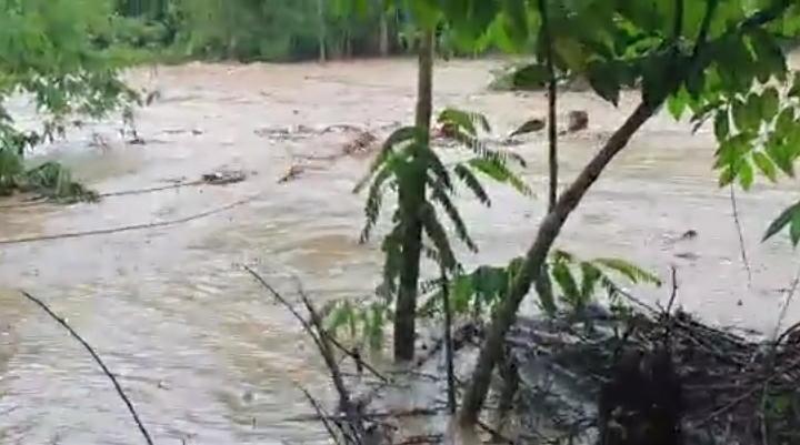 DPN_BSMI's tweet photo. Setelah gempa, banjir kini melanda Mamuju. Kita doakan semoga bencana segera berlalu. BSMI akan terus membersamai mereka yang terdampak banjir
#bsmi #bsmicareforlife #careforlife https://t.co/5EDoR4pHiN