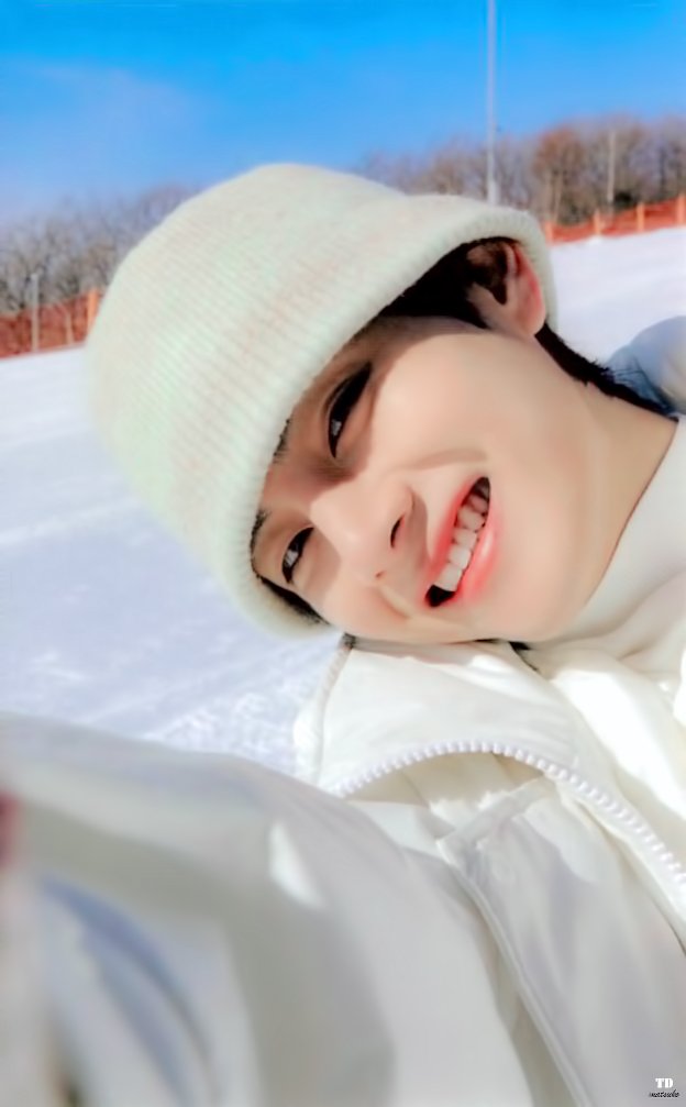 VLifeToDo's tweet photo. 윈패 포카 보정 
#태형 #뷔 #TAEHYUNG #V 
cr taetae_Pteryong https://t.co/8KEjc8ZIIq