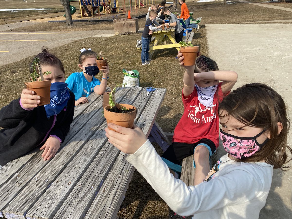 PineviewPaws's tweet photo. Students in Mrs. Mears’s room were potting some plants outside on this beautiful March day. #Reedsburgpride https://t.co/iDMDpRxwGV